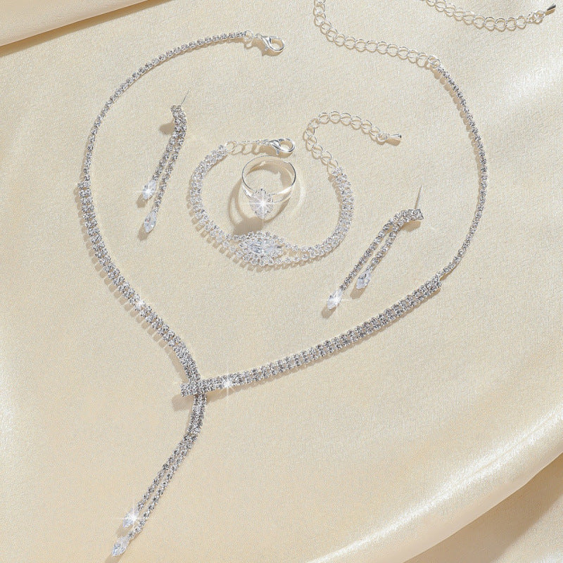 Simple four-piece jewellery set