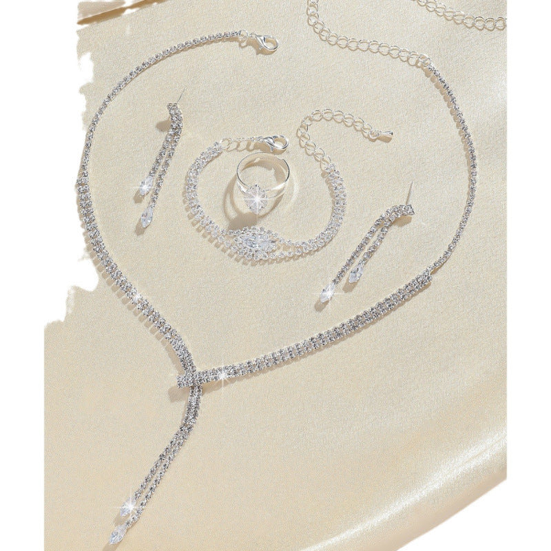 Simple four-piece jewellery set